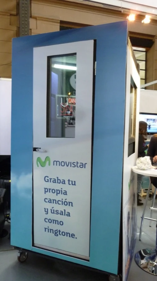 Cabina real Ucansing con gráfica personalizada de Movistar