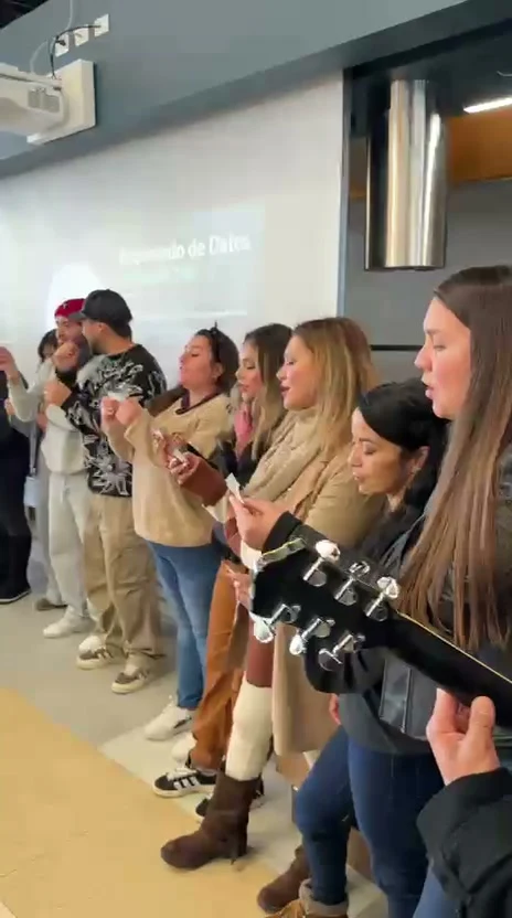 Participantes cantando juntos durante una actividad Ucansing