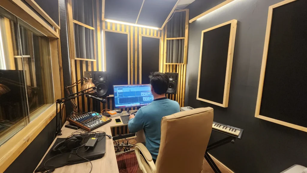 Sala de control del estudio Ucanrec en Ucansing