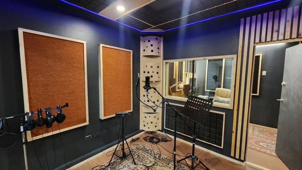 Sala de grabación Ucanrec en Ucansing, con micrófono y tratamiento acústico